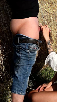 Pipe ensoleillée dans la nature, éjaculation dans la bouche, baisers de sperme, barbie sexy, grosses lèvres, gros seins, fille tatouée