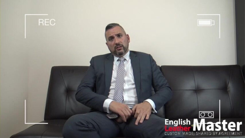 EnglishLeathermaster: Küçük yarak amcığın yüzünden sikiliyor