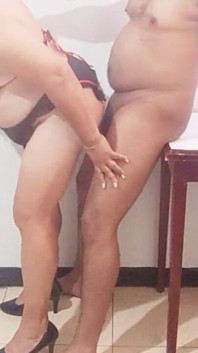 Follando a La Enfermera Madura Sobre La Mesa