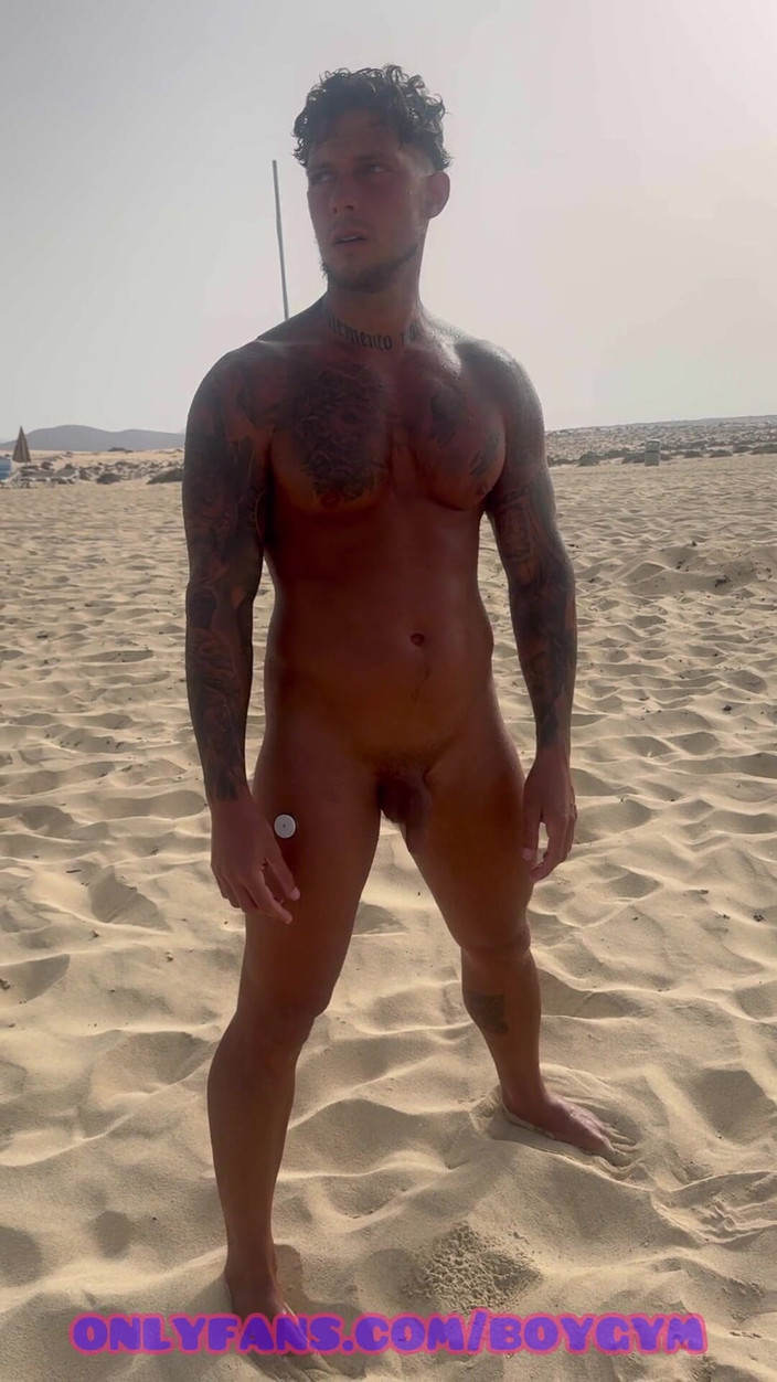 BoyGym: Mear después del baño en la playa (con caras de placer)