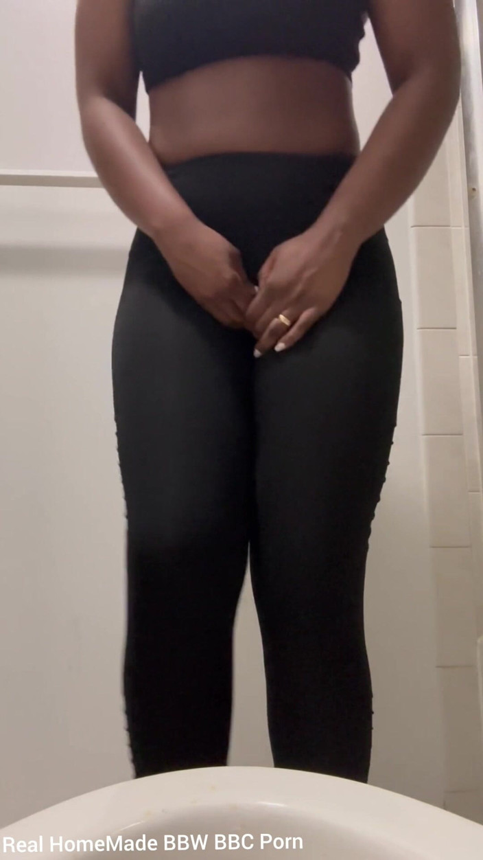 Super sexy ebony cuties: Bacaklarımı kesen çiş için çaresizim tuvalette bakış açısı
