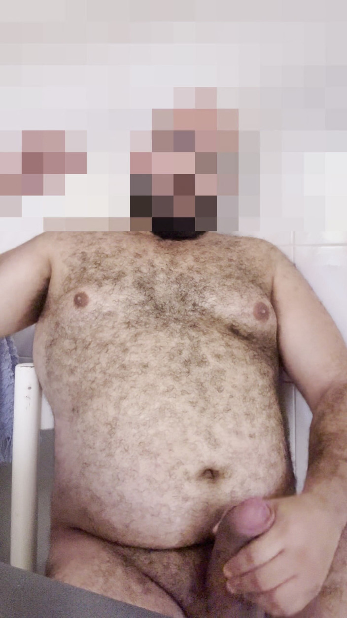 FurryCubster: Un Orso Arrapato Masturba Un Grosso Cazzo Non Circonciso E...