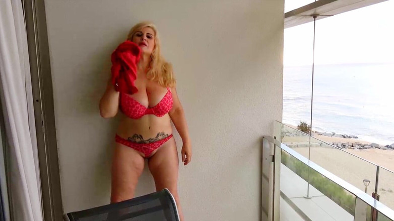 Musa Libertina: Matahari terbit seksi di balkon hotel