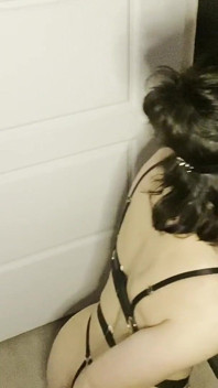 Troia arrapata succhia il cazzo e si prende un viso al gloryhole