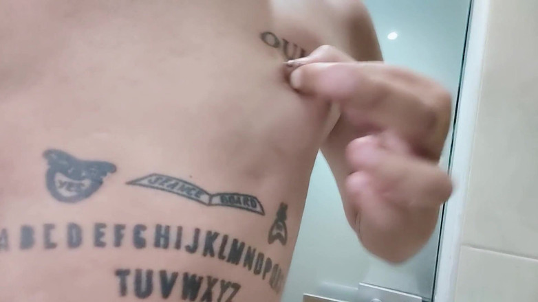 Idmir Sugary: Mostrando seios tatuados e mamilos perfurados - apertando e tocando seios -...