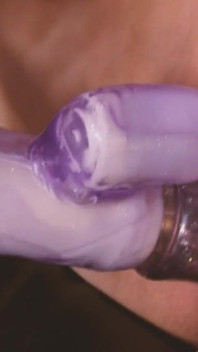 Ragazze vogliono una scena di sesso 3_brunette con un gran culo in lingerie si diverte ad usare il suo dildo da solo fino all'orgasmo