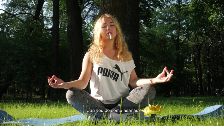 Russian Smokers: Sexy russa menina fumando cigarro relaxada ao ar livre