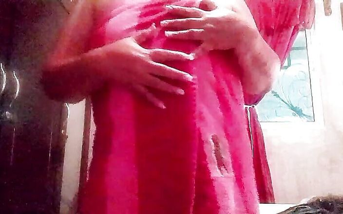 Gloryhot69: Gammal mormor het, hon kommer ut ur duschen i en...