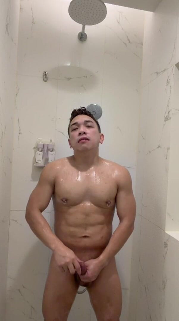 Fleshlab studios: Filipino muscle twink acaricia seu pau duro no chuveiro do...