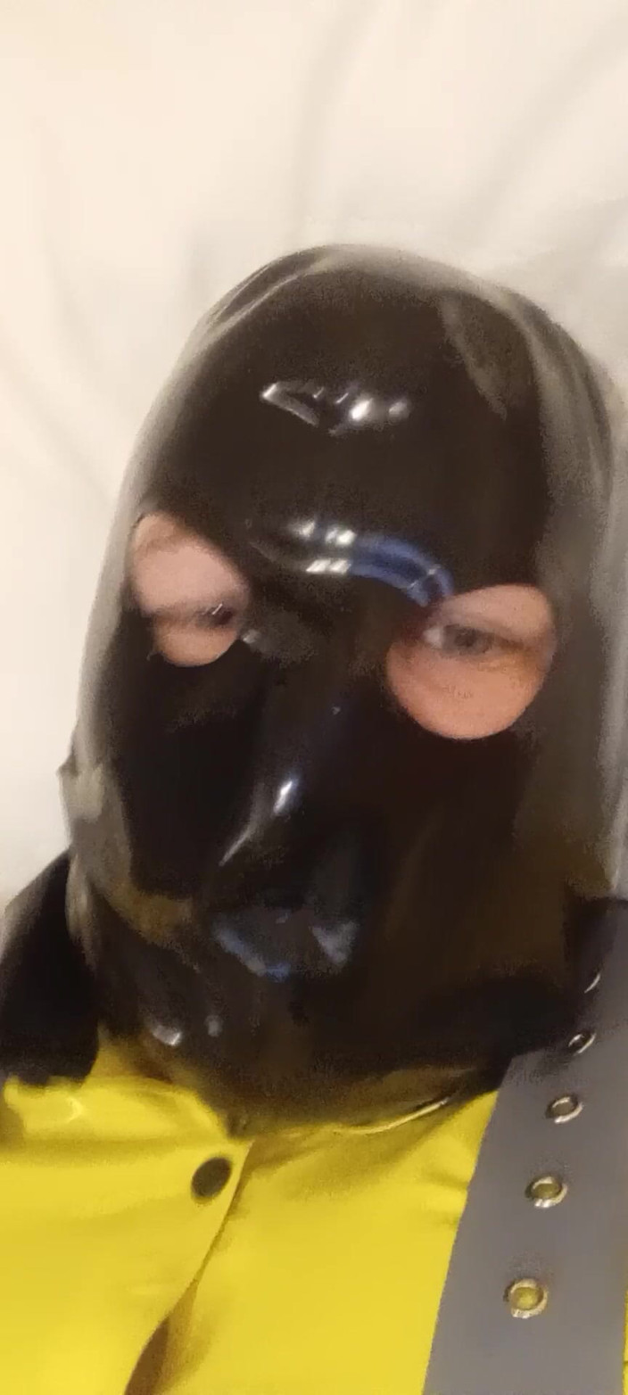Latex Boy: Látex vis drone hotel