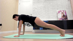 Princess Monica: Blote benen, strakke korte broek: mijn yogaroutine