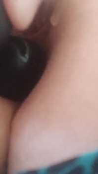 Une maman célibataire agréable se masturbe agréablement avec un plug anal