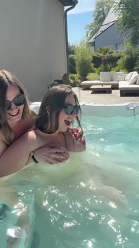 Lesbian Duo dengan kawan pantat besar saya yang bertatu Nina Beauregard di Spa