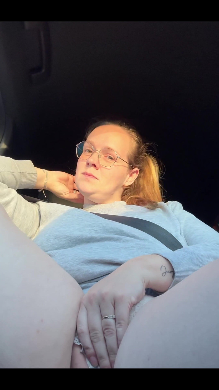 Naughty Mila: Ero così eccitato nella nostra macchina