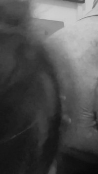 Pornellia lutscht hart mit der zunge ein schönes arschloch