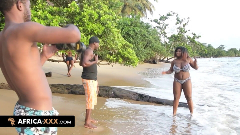 Africa-XXX: Дві моделі для щасливого фотографа