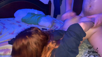 WhiteAlejandro: La mia figliastra rossa mi chiede del latte caldo nella...