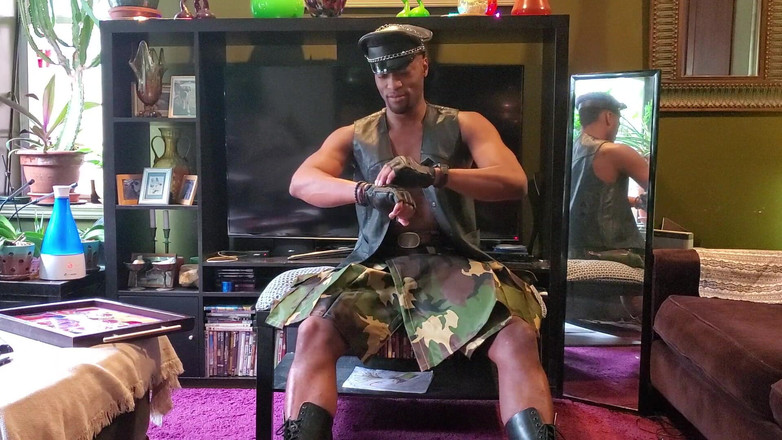 Kennie Jai: Kennie Jai zeigt sich auf einem Kilt mit bbc und...