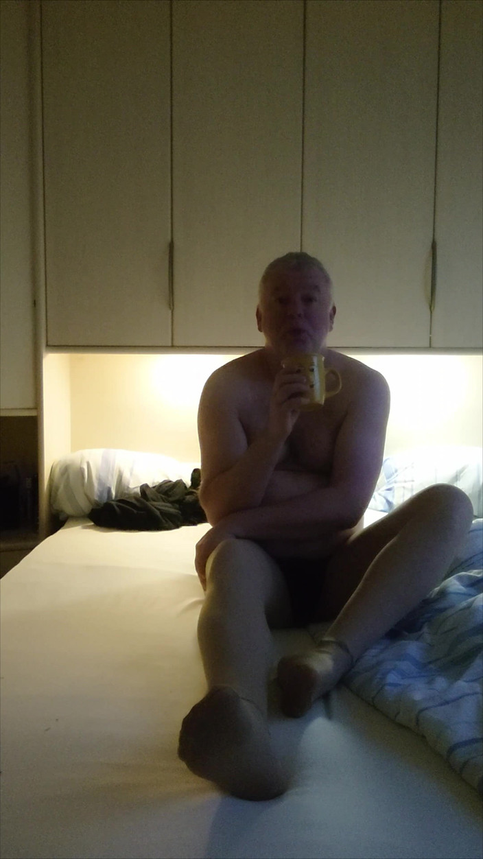 Carmen_Nylonjunge: ナイロンボーイが霜の朝を祈っています