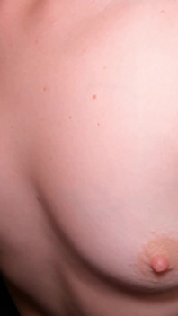 자지를 따먹고 가슴에 사정하는 젊은 마누라!