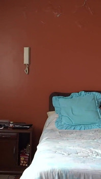 Real camera - schöne 59-jährige stiefmutter masturbiert beim porno gucken im fernsehen