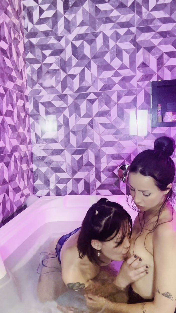 Teh Angel: Bromas Y Besos Calientes Con Mi Amigo En La Bañera