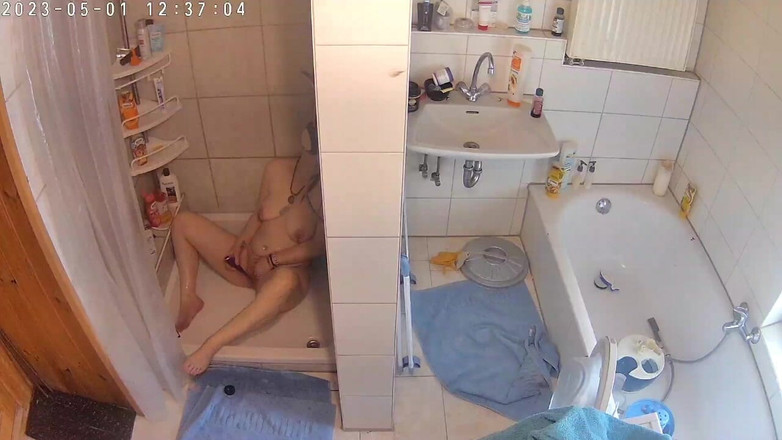 KittieNoOne: Kepergok lagi masturbasi di kamar mandi