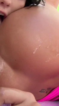 Trueanal Steamy anaal trio met Megan Rain en Morgan Lee