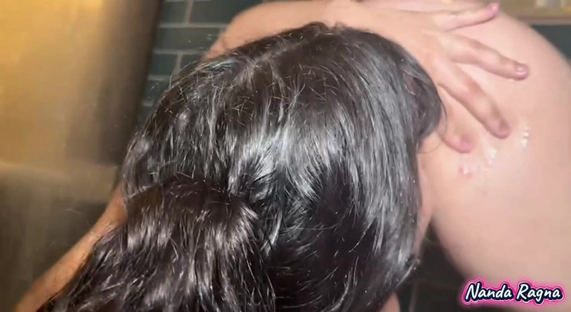 nandaragna: Dwie rude i brunetki przyjaciółki biorą razem prysznic i odbywa...