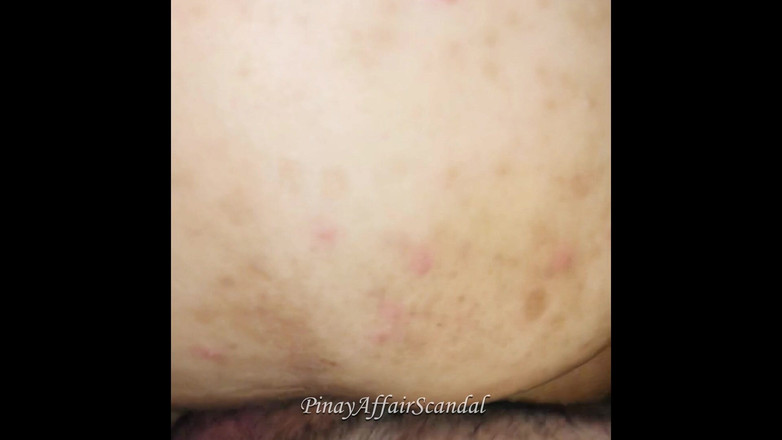 TeenPinayCloseUp: 18 岁的继妹紧致流白浆的阴户