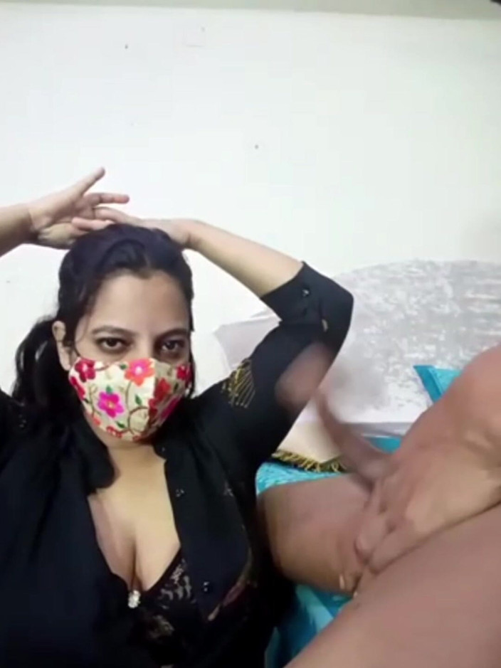 Nisha porn: 舔丈夫朋友的鸡巴