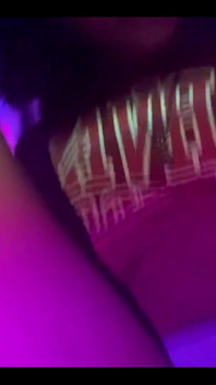 De aproape, ejaculând pe vibrator