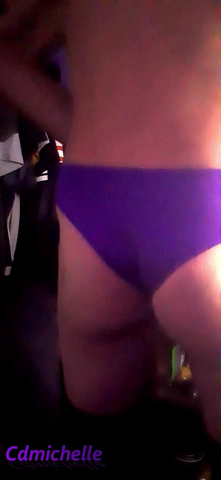 Crossdressers Cd Michelle wearing sexy lingerie: Cdmichelleがパンティを数枚履いている
