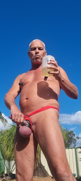 yogiyumyum: Minum kencing di halaman belakang