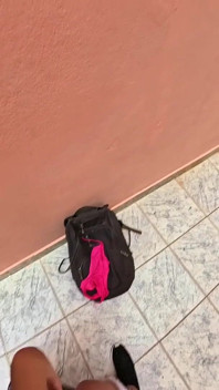 Studentka przyłapana na paleniu miała rozerwane ubrania i została zerżnięta
