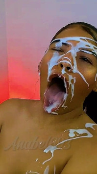 Kompilace výstřiků na roztomilou brunetku