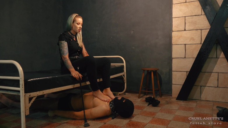 Cruel Anettes fetish world: Unghie rosse, lecca i piedi
