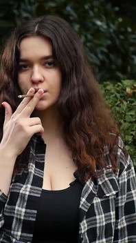 Sladká a prsatá ruská holka kouří cigaretu v přírodě