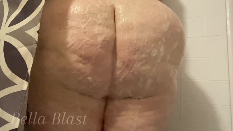 BellaBlast: Buharlı duşta osuruk çekiyor: mastürbasyon yaparken büyük sulu götümle yakın çekim: bella...