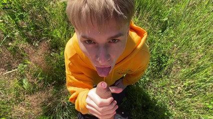 Matty And Aiden: Twink Aiden ssie swojego przyjaciela Matty'ego na zewnątrz