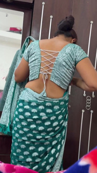 Komal Rahul Was Shaking the Land Inside the Blanket, Seeing Maji's Back and Doing It Loudly, Then She Started to Sigh up and Release It Hard