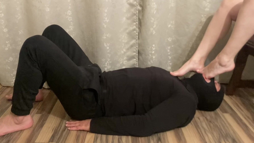 I Use a Footstool Slave to Relax My Feet (Niki studio) I Use a Footstool Slave to Relax My Feet (Niki studio)