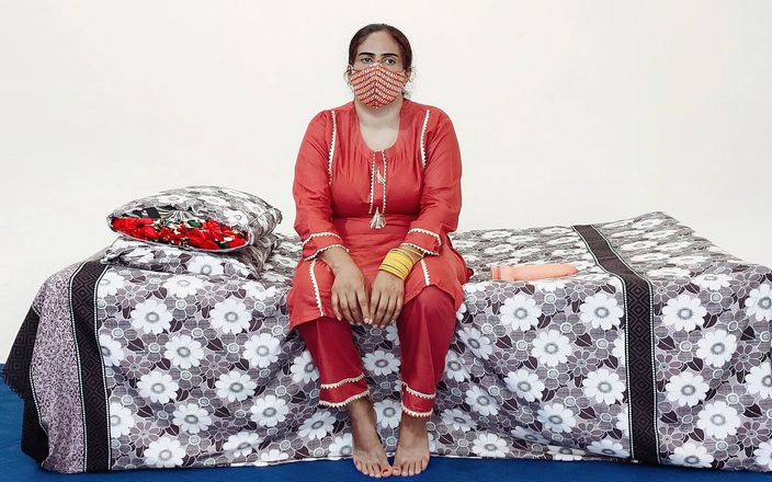 Raju Indian porn: Desi hete vrouw met natuurlijke tieten rijdend op een dildo