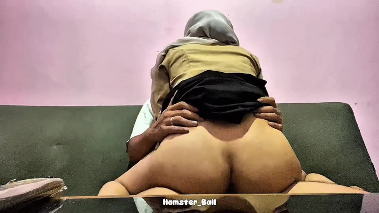 Hamster_Ball: 18+ vreemdgaande Hijab studente leert neuken in de woonkamer, als...