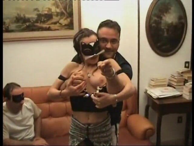 Real Home Made: Marido depravado invita a un swinger a follar a su...