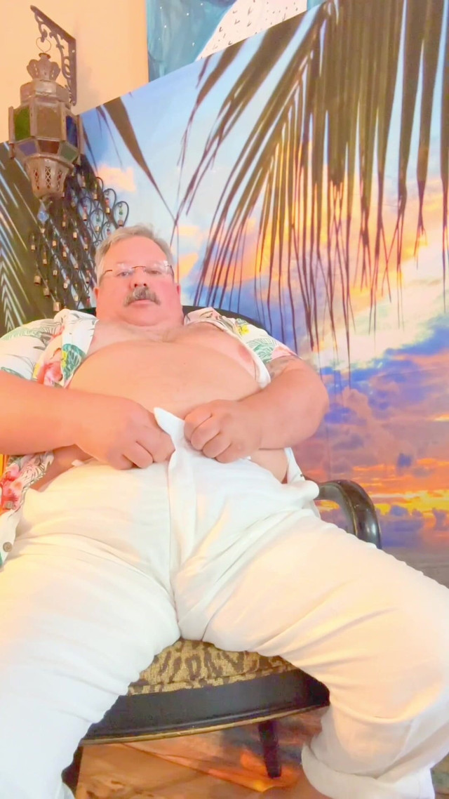 Beach Bear Coach Bear Has Key West Orgasm Because Its 3 O’clock Cum Time in Key West (Hand free)
