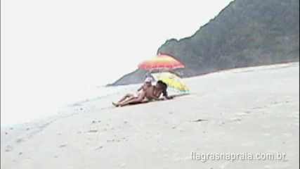 Amateurs videos: Brazilian couple records video having sex on the beach