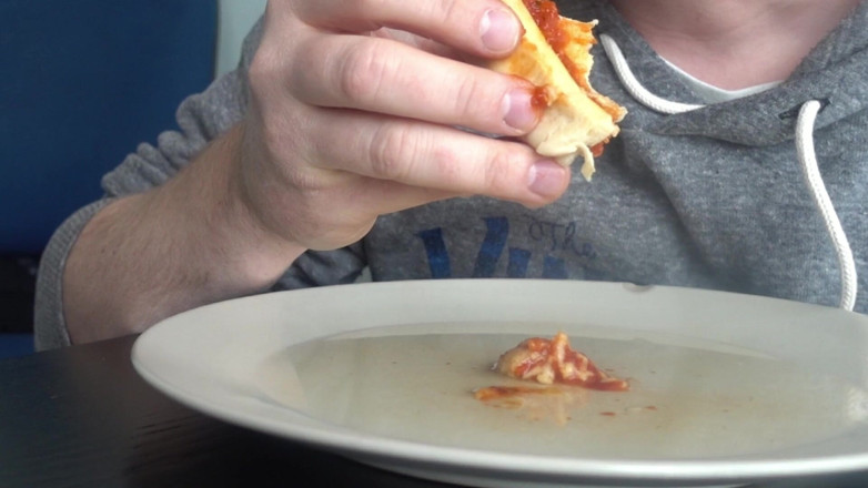 Food Pissplay: Piscio su una pizza per mangiarla