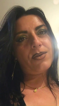 Fetish toilet kamar mandi. Cewek hot dengan gaun mengkilap ini lagi asik sambil ngomong jorok - close up