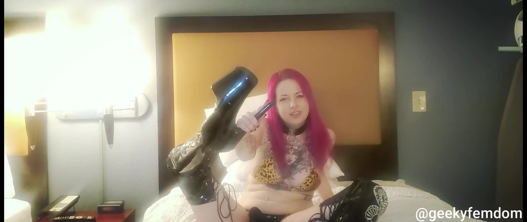Geeky Femdom: Lady lazarus la regina con lo strapon